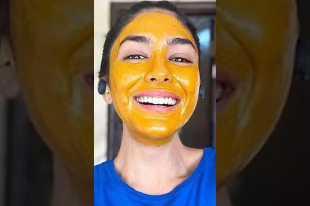 ময়েশ্চারাইজার ম্রুণালের রুটিনের সবচেয়ে জরুরি ধাপ। হাইড্রেটিং ক্রিম ত্বককে নরম, টানটান আর স্বাভাবিক উজ্জ্বল রাখে- স্টুডিও লাইট হোক বা বাইরে রোদে। সপ্তাহে দু-তিনদিন ঘরোয়া ফেসপ্যাক বানিয়ে মুখে লাগান।